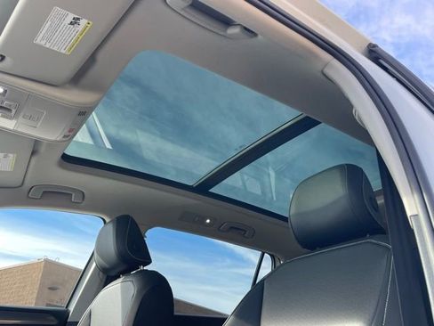 Used 2024 Volkswagen Tiguan SE w/ Panoramic Sunroof Package image 12