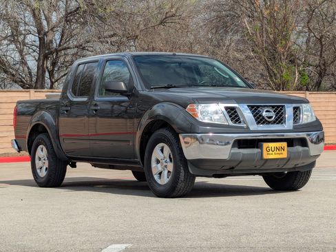 Used 2010 Nissan Frontier SE image 2