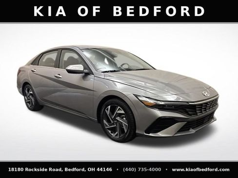 Used 2025 Hyundai Elantra SEL FWD image 3
