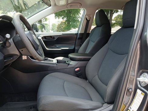 Used 2021 Toyota RAV4 LE FWD image 19