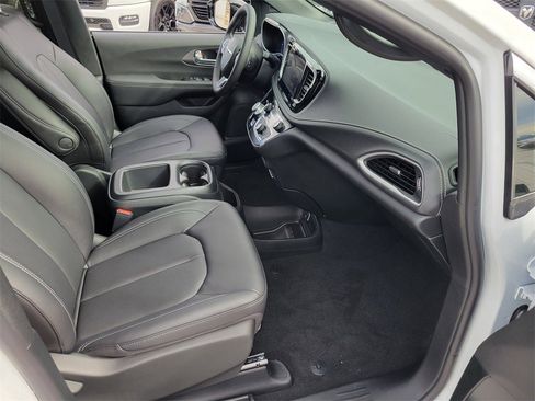 New 2026 Chrysler Pacifica Select image 16