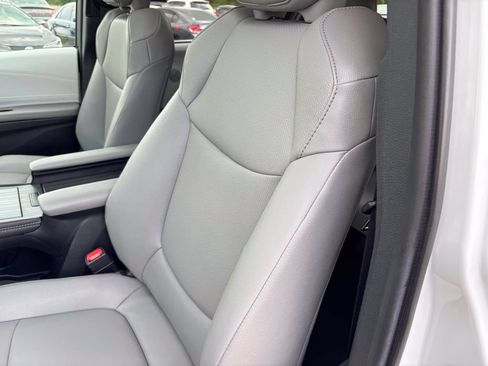 Certified 2026 Toyota Sienna XLE FWD image 22