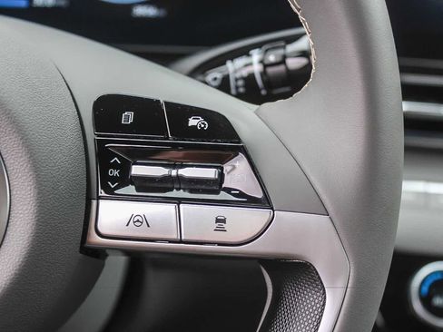 Certified 2025 Hyundai Elantra SEL FWD image 32