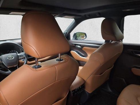 Used 2021 Toyota Highlander Platinum AWD/4WD image 18