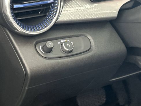 Used 2025 Chevrolet Trax LT FWD image 13