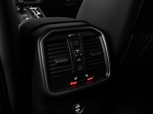 Used 2025 Porsche Macan image 36