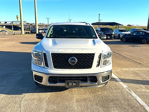 Used 2019 Nissan Titan SV image 3