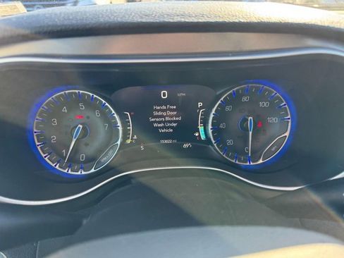 Used 2019 Chrysler Pacifica Limited image 25