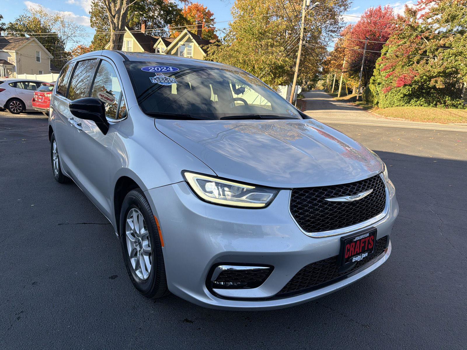 Used 2024 Chrysler Pacifica Touring-L FWD image 7