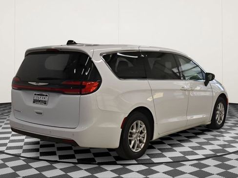 Used 2025 Chrysler Pacifica Select image 4
