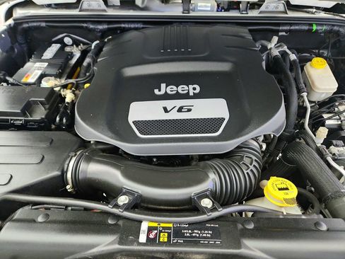 Used 2017 Jeep Wrangler Unlimited Sahara w/ Connectivity Group AWD/4WD image 28