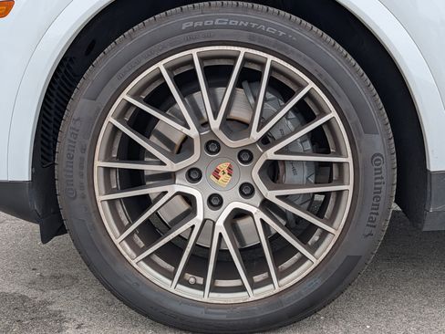 Used 2023 Porsche Cayenne S Platinum AWD/4WD image 15