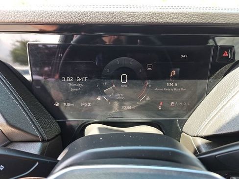 Used 2025 GMC Yukon Denali AWD/4WD image 12