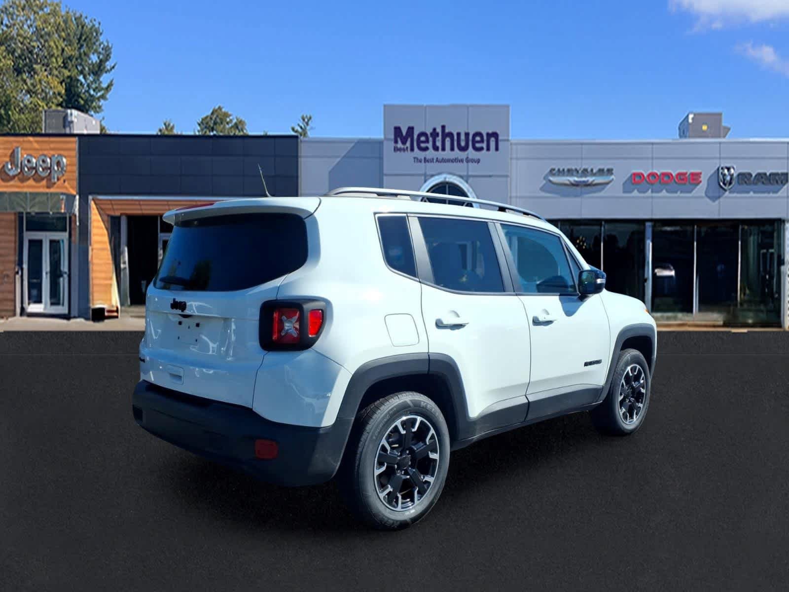 Used 2023 Jeep Renegade Latitude AWD/4WD image 3