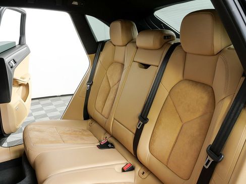 Used 2017 Porsche Macan image 20