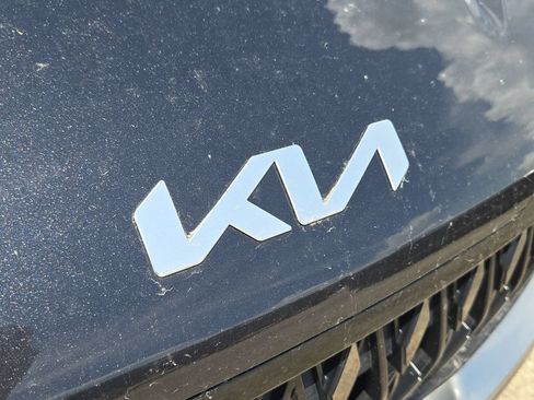 Used 2025 Kia Carnival FWD image 7