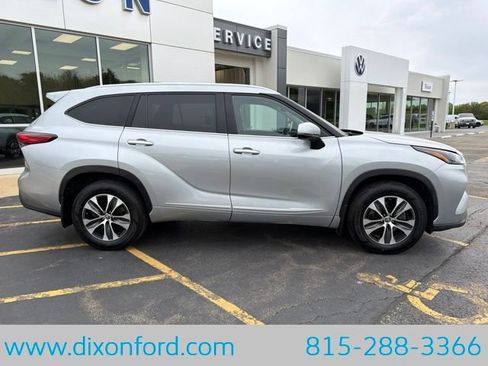 Used 2023 Toyota Highlander XLE AWD/4WD image 9