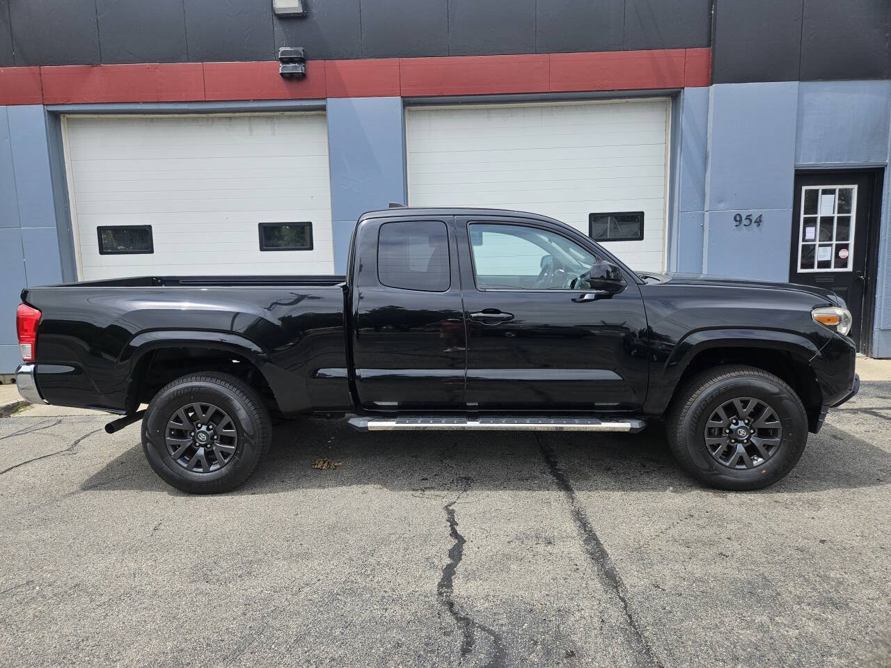 Used 2017 Toyota Tacoma SR5 RWD image 1