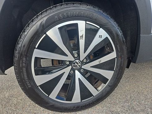 Used 2024 Volkswagen Taos SE image 11