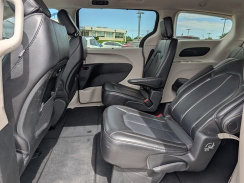 Used 2023 Chrysler Pacifica Touring-L FWD image 19