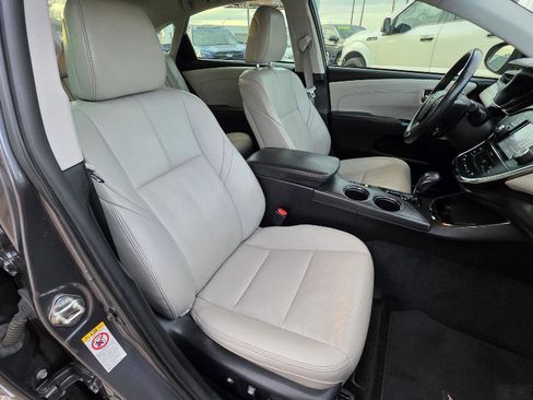 Used 2018 Toyota Avalon Limited image 32
