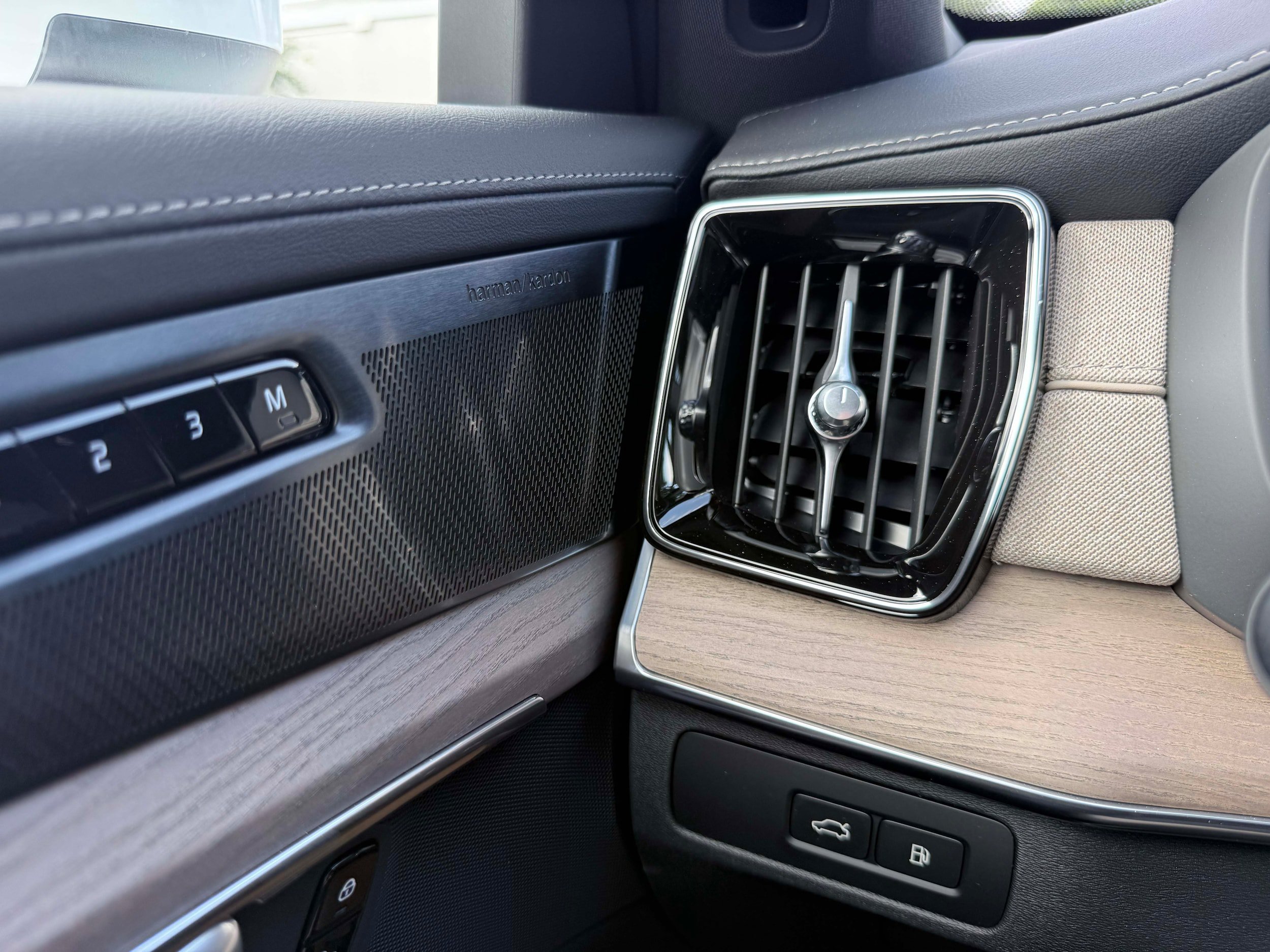 New 2026 Volvo XC90 T8 Plus w/ Protection Package Premier AWD/4WD image 19