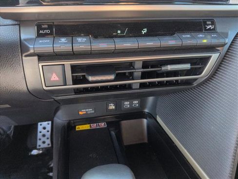 Used 2025 Toyota Camry SE w/ Convenience Package image 15