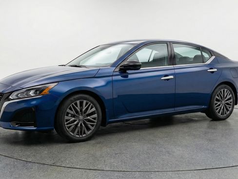 Used 2025 Nissan Altima 2.5 SV image 3