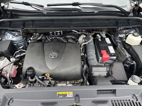 Used 2020 Toyota Highlander XLE AWD/4WD image 2