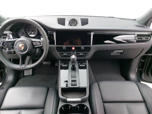 Used 2025 Porsche Macan image 11