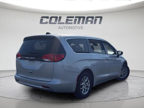 Used 2023 Chrysler Voyager LX FWD image 4