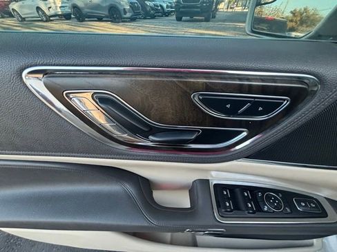 Used 2017 Lincoln Continental Premiere image 22