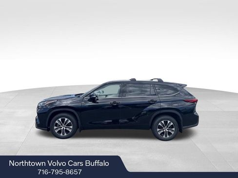 Used 2021 Toyota Highlander XLE AWD/4WD image 2