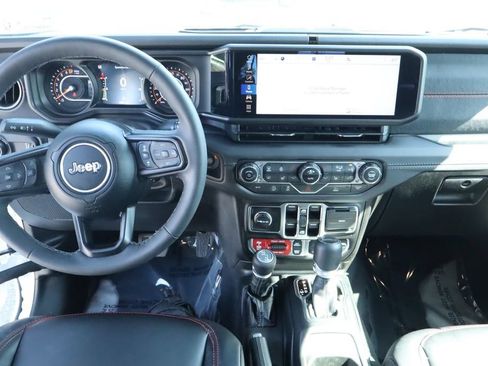 Used 2025 Jeep Gladiator Rubicon w/ Convenience Group AWD/4WD image 25