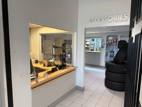 Used 2018 Chevrolet Traverse LT w/ LPO, Floor Liner Package image 6