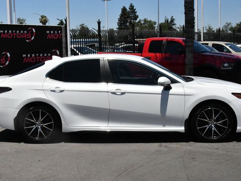 Used 2024 Toyota Camry SE FWD image 9