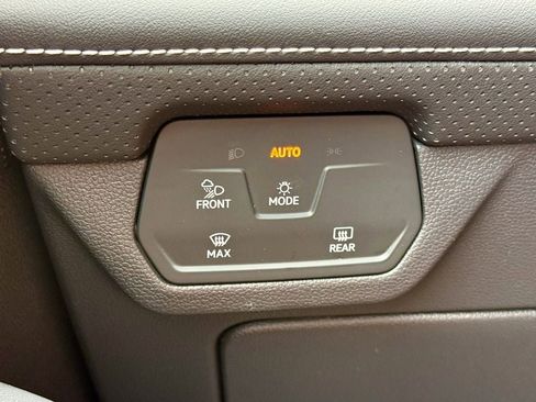 Used 2025 Volkswagen Atlas SE AWD/4WD image 29