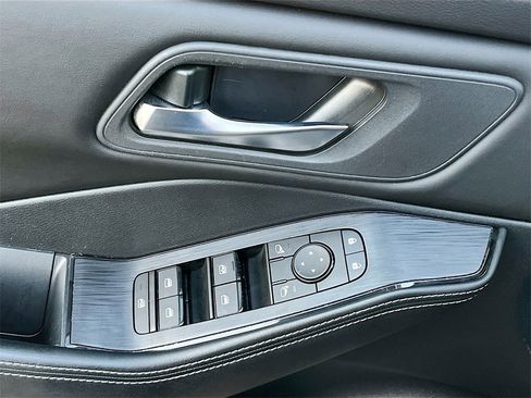 Used 2024 Nissan Rogue SV image 17