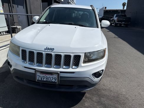 Used 2014 Jeep Compass Latitude FWD image 4