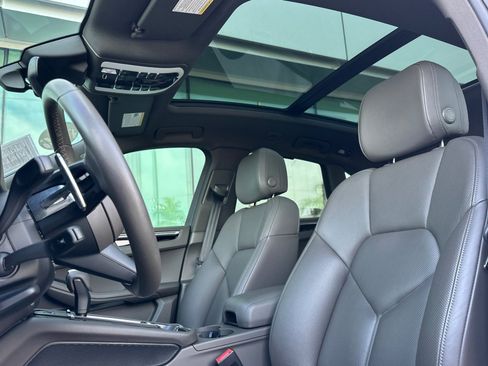 Certified 2024 Porsche Macan image 5