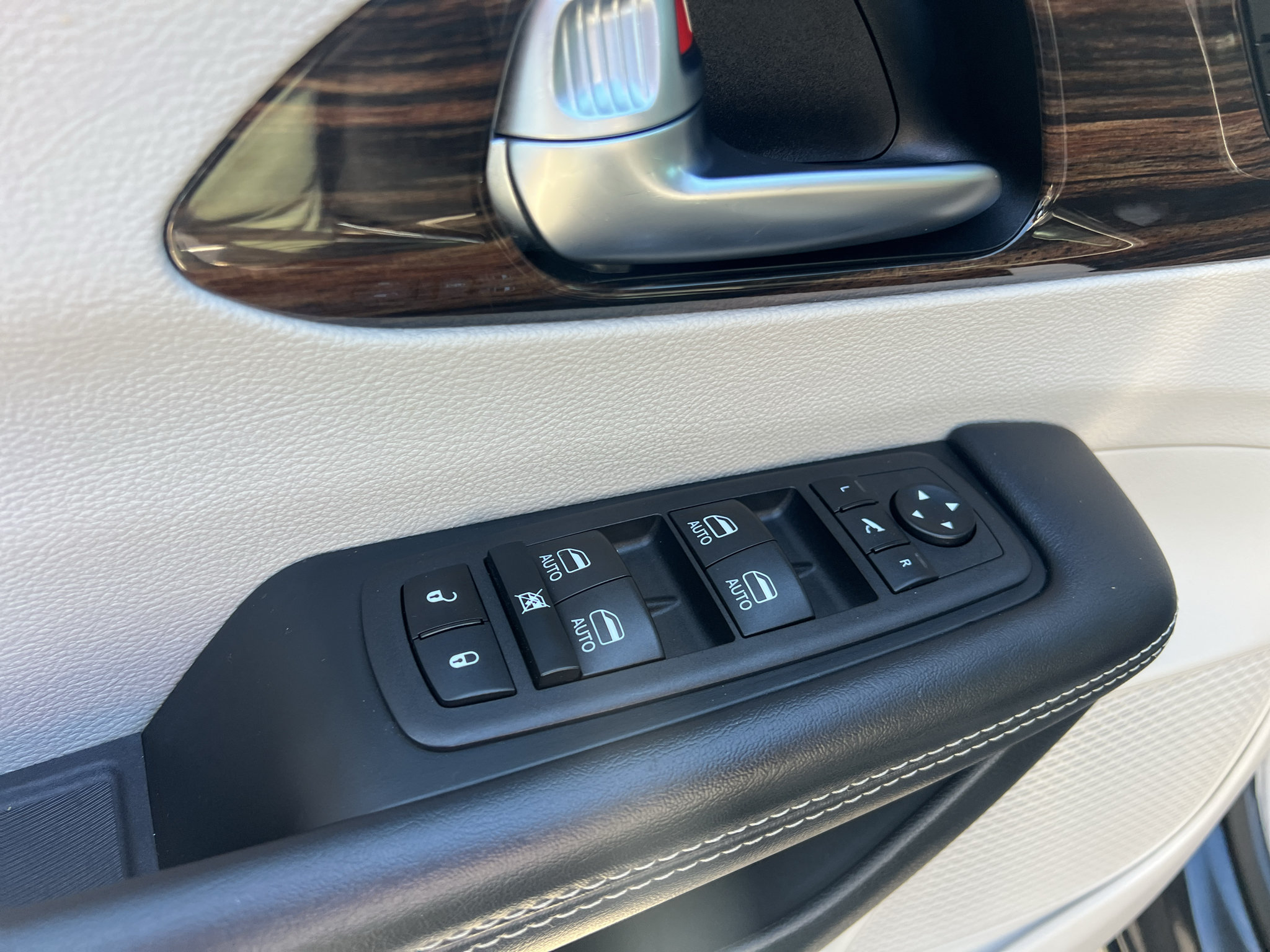 Used 2023 Chrysler Pacifica Limited FWD image 23