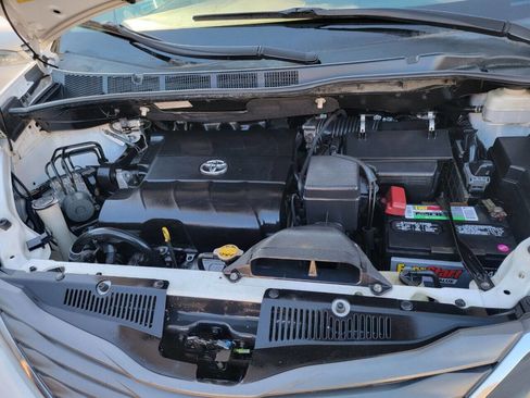 Used 2011 Toyota Sienna XLE w/ XLE Navigation Pkg FWD image 12