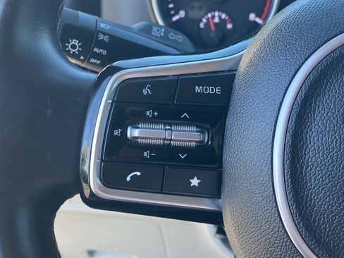 Used 2024 Kia Carnival LX image 27