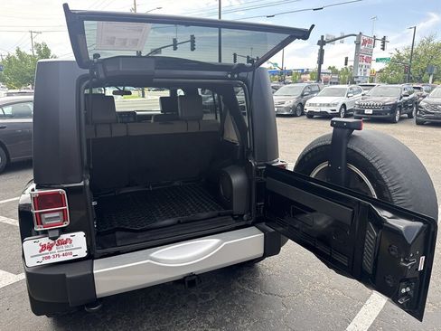 Used 2010 Jeep Wrangler Unlimited Sahara AWD/4WD image 19
