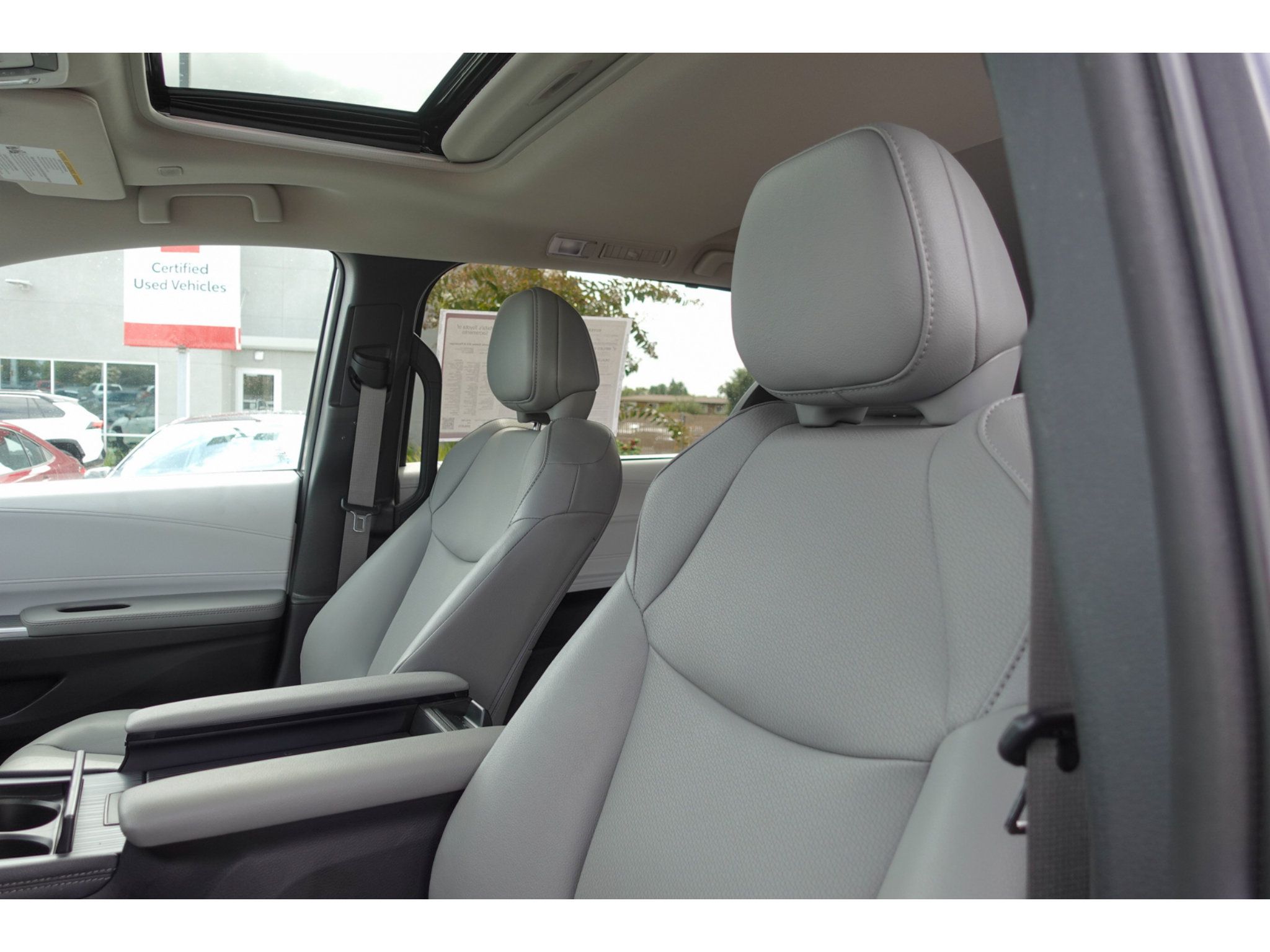 Certified 2025 Toyota Sienna XLE FWD image 10