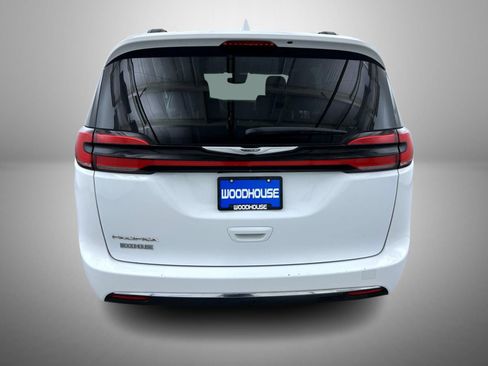 Used 2022 Chrysler Pacifica Touring-L FWD image 6