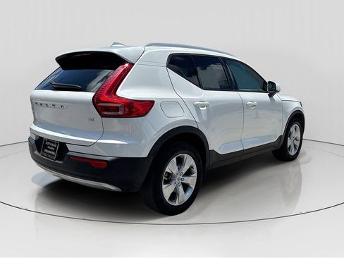 Used 2021 Volvo XC40 T4 Momentum w/ Premium Package FWD image 7