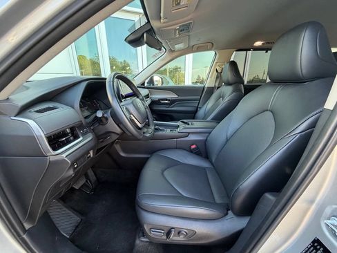 Used 2025 Toyota Grand Highlander AWD image 13
