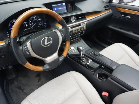 Used 2013 Lexus ES 300h image 9