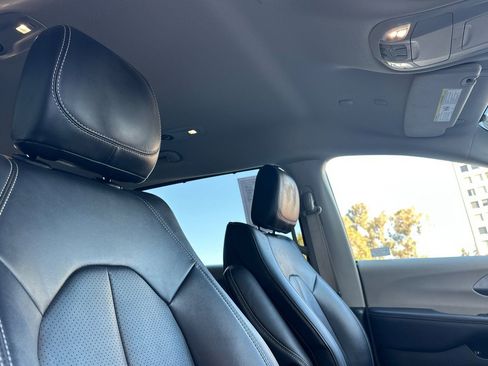 Used 2024 Chrysler Pacifica Select image 21